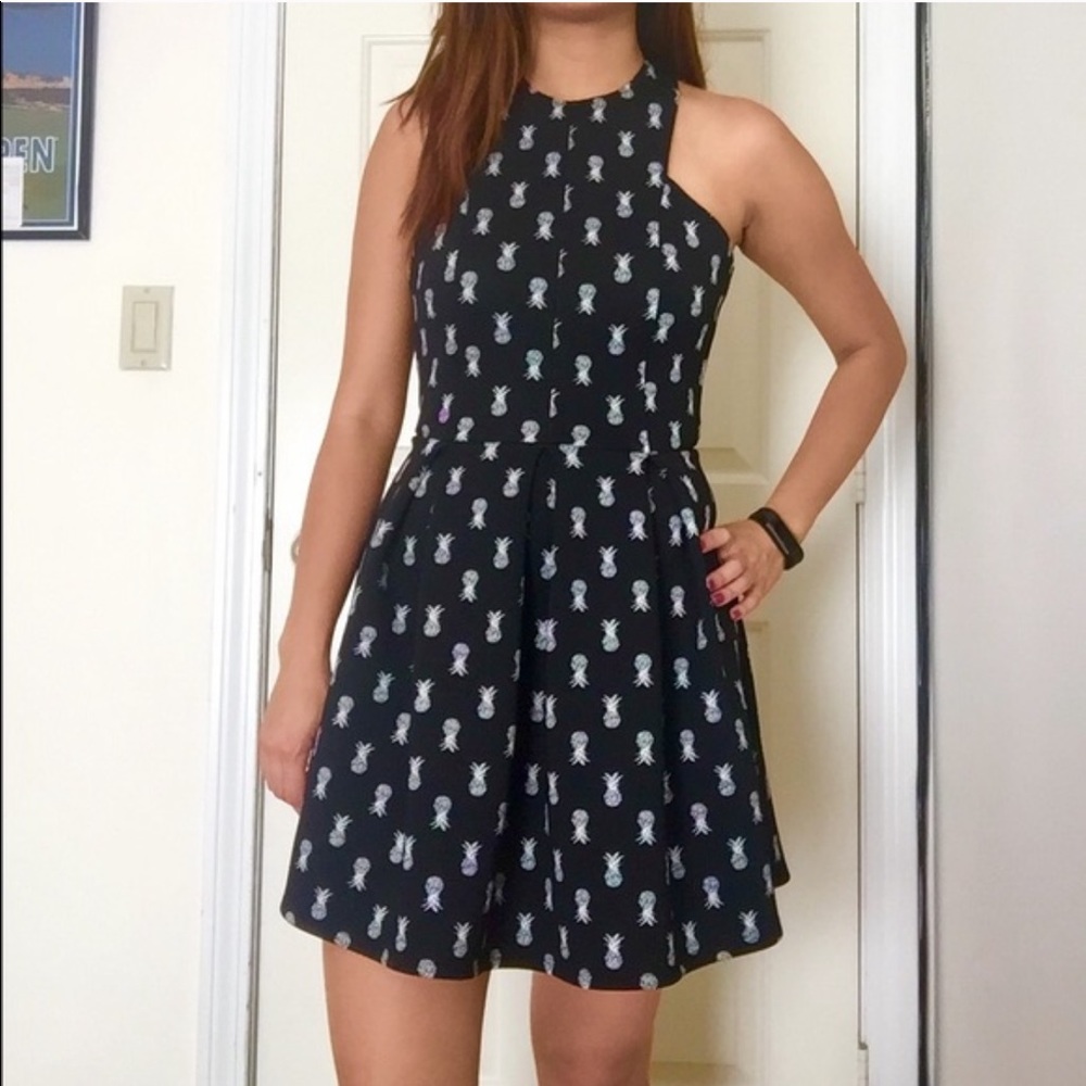 🔥HOLLISTER Peek-a-boo Back Pineapple Skater Dress